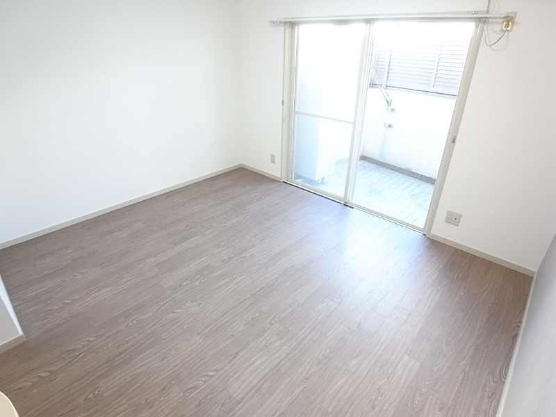 白基調の部屋です。
