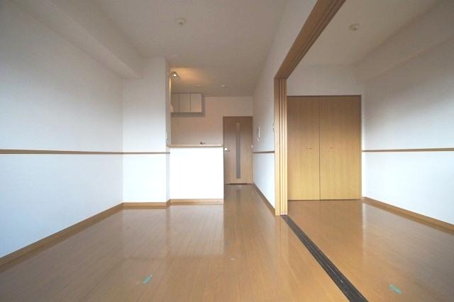 広々リビングで家具の配置が楽しいですね