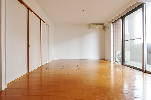 全ての洋室に床下収納がございます