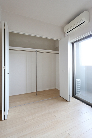 かさばりやすいお洋服もたっぷり収納できます