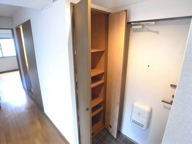 お靴はこちらへ