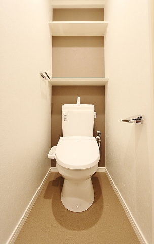 収納棚付きで清潔感あるトイレです