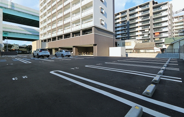 敷地内駐車場でございます