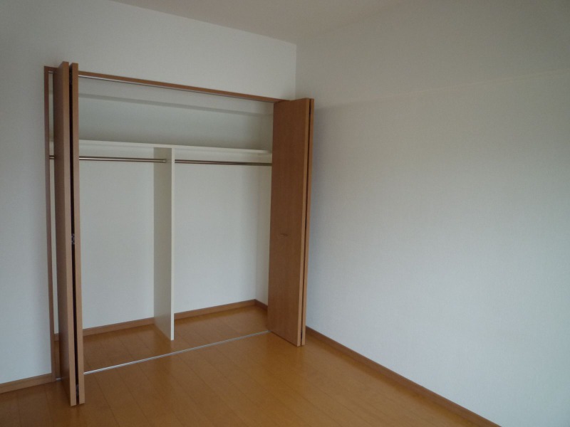 かさばりやすいお洋服もたっぷり収納できます