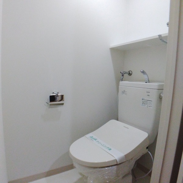 収納棚付きで清潔感あるトイレです
