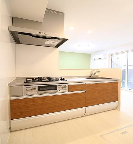 写真は別のお部屋です。グリルも付いているシステムキッチンです。