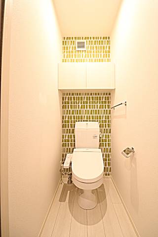 写真は別のお部屋です。清潔感のあるトイレです。