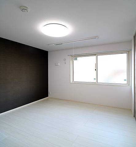 写真は別のお部屋です。光がしっかり差し込みます。