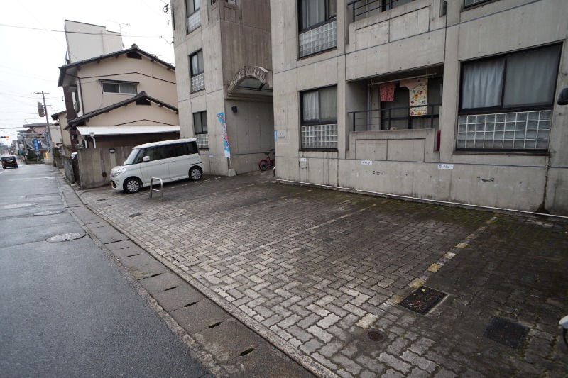 敷地内駐車場完備。