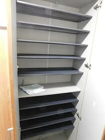 玄関収納完備。