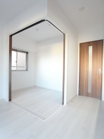 こちらは角部屋になりますので二面採光です