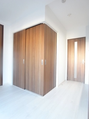 ブラウンの建具がシックな雰囲気を醸し出します