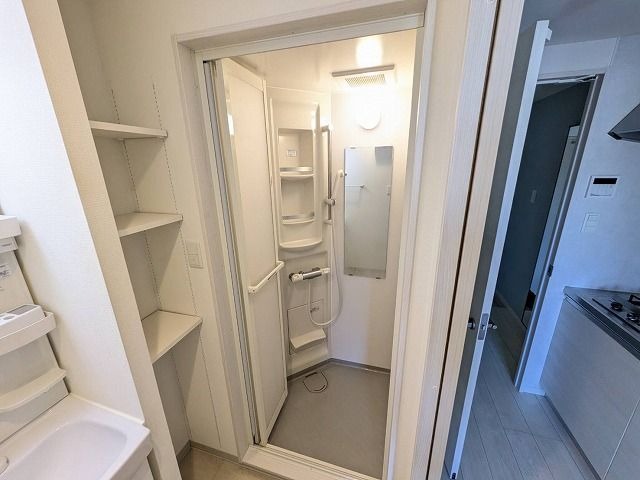 シャンプーなどを置ける棚があるので便利です