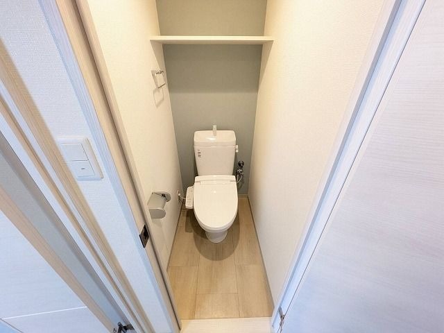 トイレの備品を収納するスペースもあります