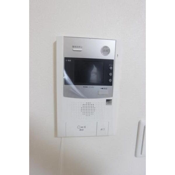 来訪者の顔をモニターで確認できます