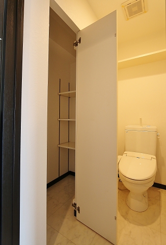 トイレ横にも収納スペースあり