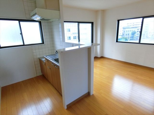 明るい部屋ですね。