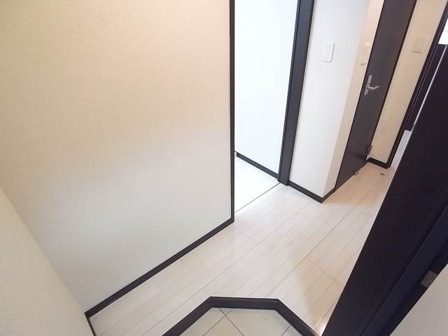 白基調の明るい玄関ですね