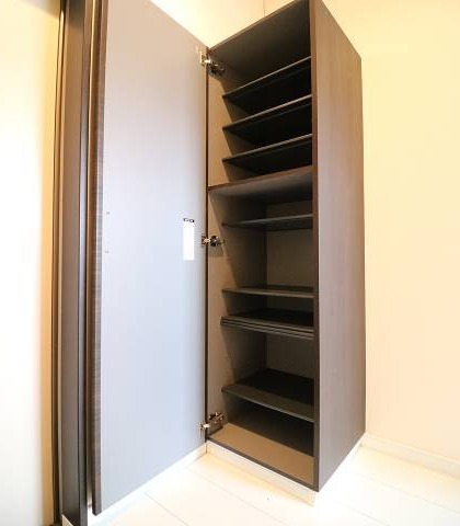 お靴はこちらへ。