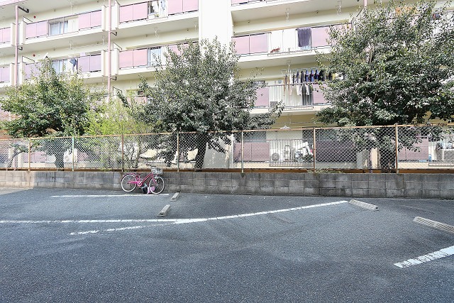 平置き駐車場ございます。