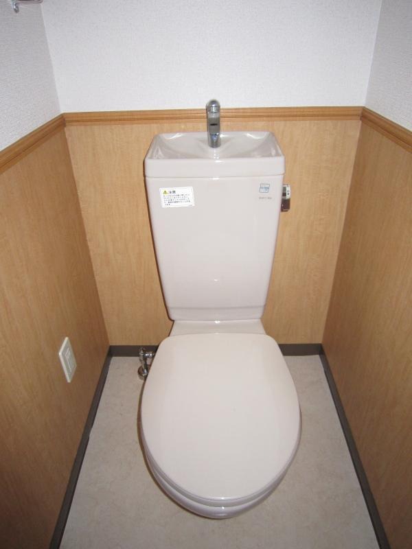 清潔感のあるトイレですね