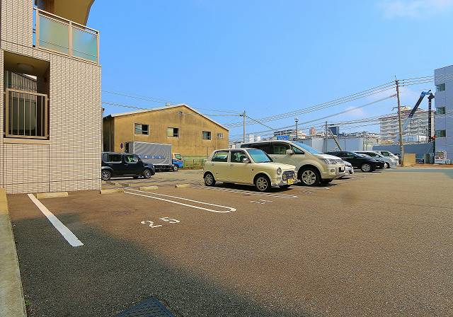 敷地内に駐車場ございます