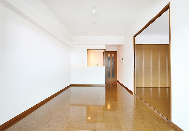 １０.８帖の広々洋室です