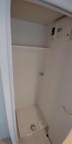 室内洗濯機置場はこちらです！棚付きで便利です