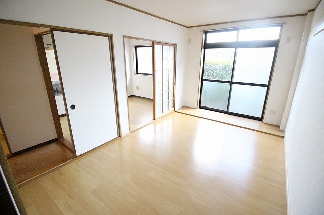 家具の配置に困らないリビングですね