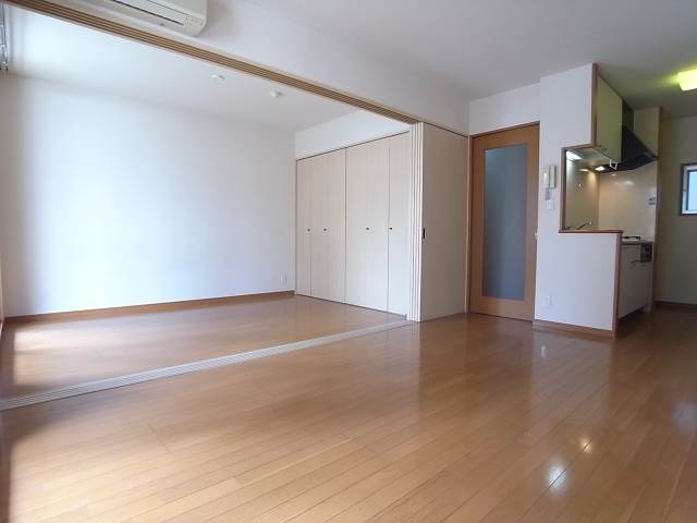 家具の配置に困らないリビングですね