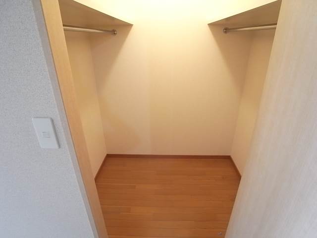 お洋服が多い方でも安心の収納力