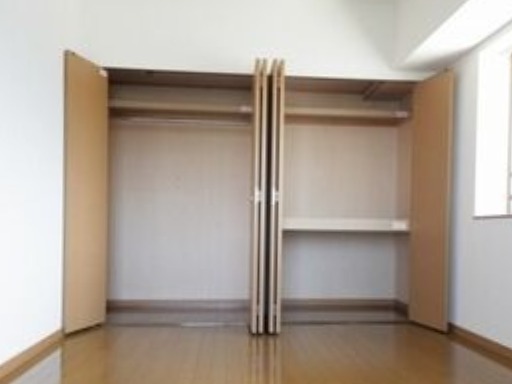 大きなクローゼットで居室がスッキリ
