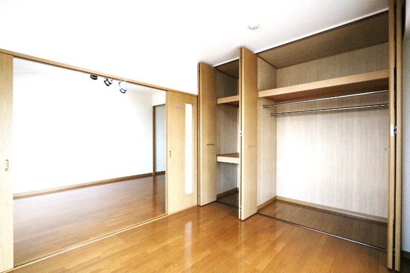 お洋服が多い方でも安心の収納力