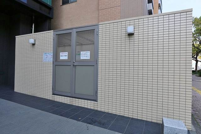 敷地内にゴミ捨て置場が有ります