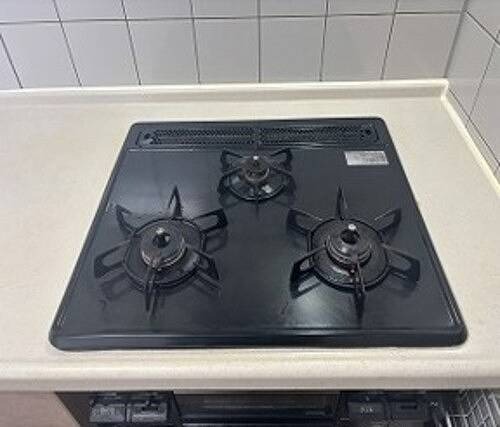 3口コンロですね。