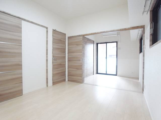 白を基調としているので明るい雰囲気のお部屋です