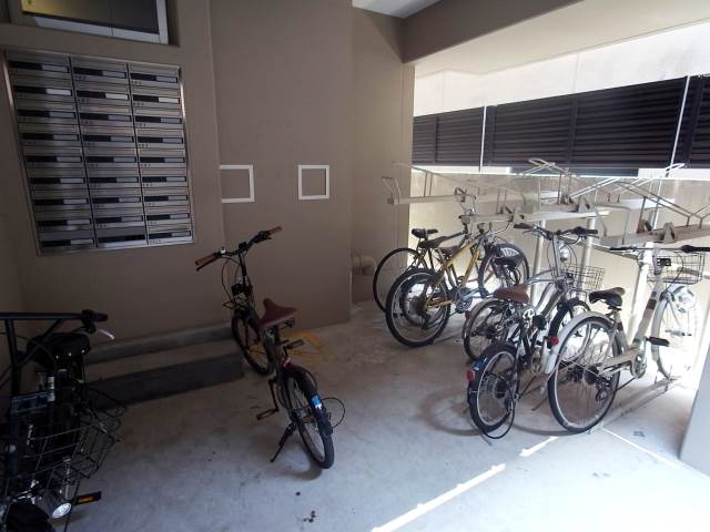 自転車はこちらへ停めれます