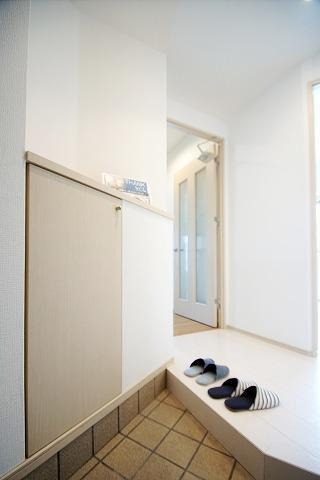 玄関からの景色は広々です