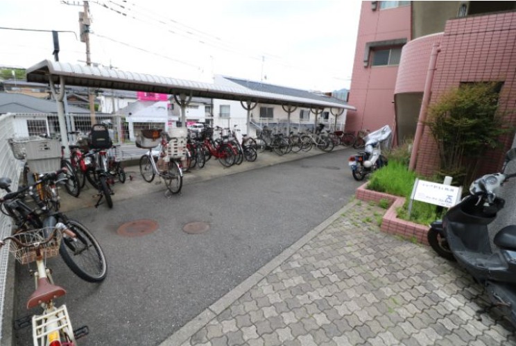 屋根付きの駐輪場があります