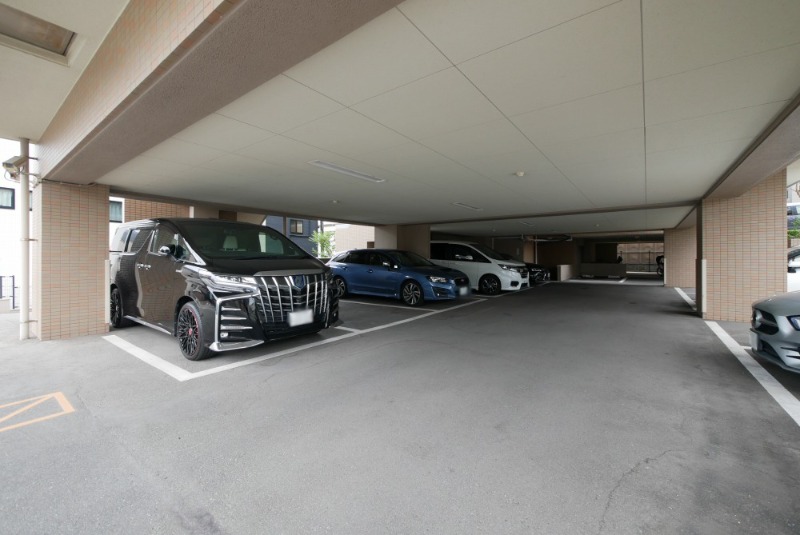 マンション1階部分に駐車場があります