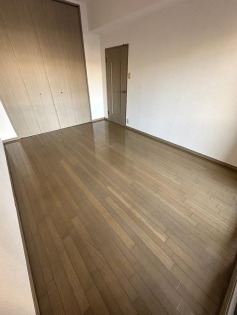 こちらは寝室にぴったりの洋室です