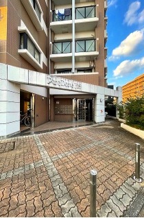 エントランスもきれいに整備されています