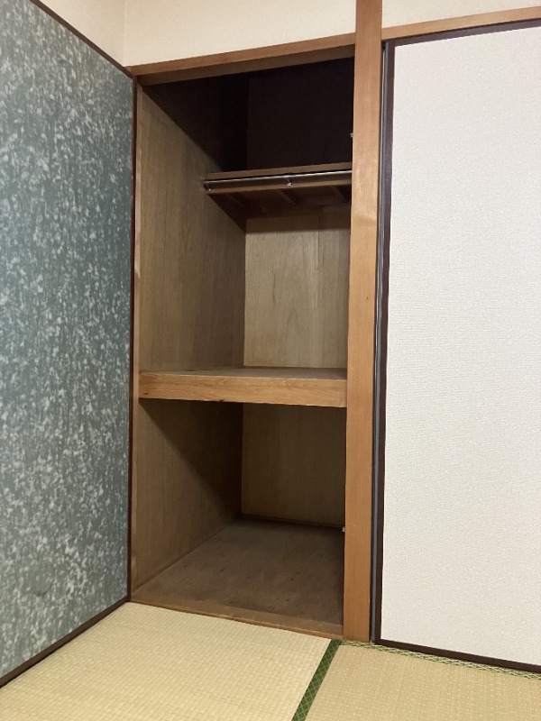 奥行きばっちりの押し入れです。