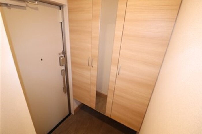 玄関収納完備。