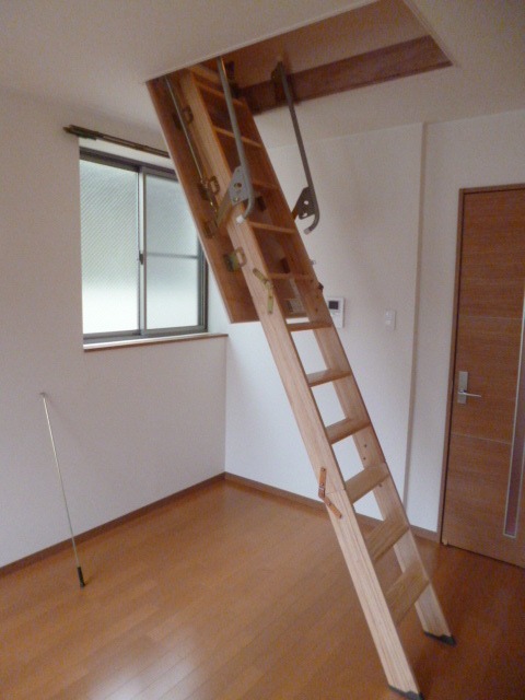 ロフトいきの階段です。