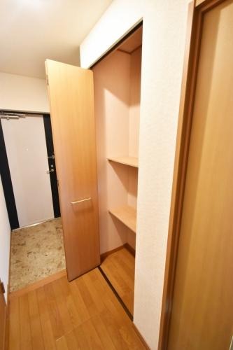 玄関横にも収納がございます