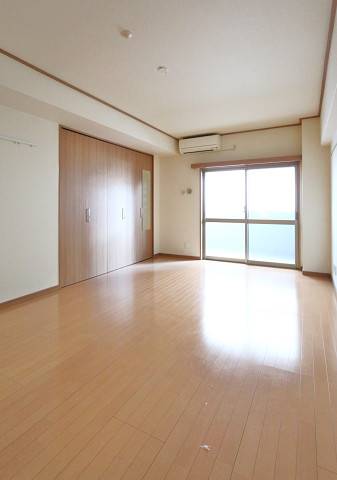 たっぷり光が差し込むお部屋です