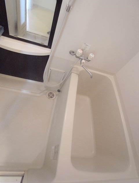 鏡付きのオシャレなバスルーム