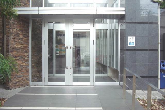 オシャレな雰囲気のエントランスです