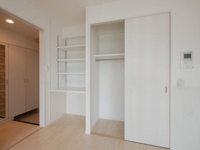 荷物が多い方も安心のクローゼット